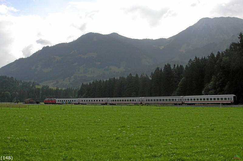 Bahn 148.jpg - IC 2084 NEBELHORN auf der eingleisigen Strecke von Oberstdorf nach Immenstadt kurz vor Langenwanng. Nächster Halt ist Fischen.